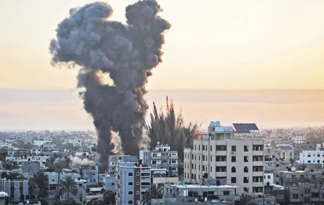  ??  ?? Black smoke billows after a series of Israeli airstrikes targeted Khan Yunis in the southern Gaza strip, Palestine, May 12, 2021.