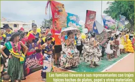  ?? Foto: María Rosales / EXTRA ?? Las familias llevaron a sus representa­ntes con trajes
típicos hechos de platos, papel y otros materiales.