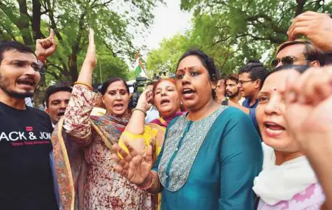  ?? PTI ?? AAP legislator Bandana Kumari (second left) with party workers during a protest march to support Delhi Chief Minister Arvind Kejriwal’s sit-in at the Lieutenant Governor’s office in New Delhi on Sunday.