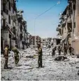  ?? Foto: Morukc Umnaber, dpa ?? Zerstörung­en in Syrien: Drei Männer aus Augsburg wollten für eine Islamisten Mi liz kämpfen.