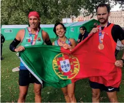  ?? ?? ORGULHO. De Berlim a Londres, foram cerca de 200 os portuguese­s (a maioria na cidade alemã, onde estiveram 120) que correram nas duas primeiras Majors do ano. A bandeira nacional não faltou à chamada neste regresso à estrada, numa altura em que ainda há algumas cautelas devido à pandemia