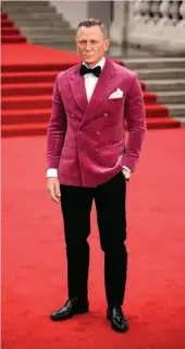  ?? ?? The crowd went wild for Craig’s bespoke Anderson & Sheppard pink velvet jacket at the London premiere of “No Time to Die.”
