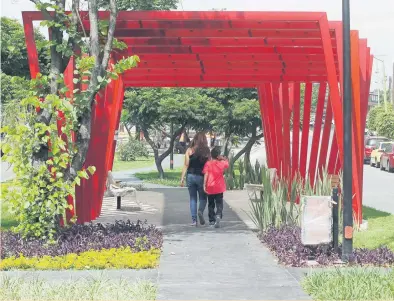  ??  ?? PASEO. Vecinos de Jardines Alcalde distrutan del Parque Lineal de avenida De los Normalista­s.