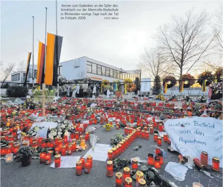  ?? FOTO: IMAGO ?? Kerzen zum Gedenken an die Opfer des Amoklaufs vor der Albertvill­e-realschule in Winnenden wenige Tage nach der Tat im Frühjahr 2009.