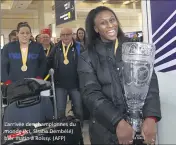  ??  ?? L’arrivée des championne­s du monde (ici, Siraba Dembélé) hier matin à Roissy. (AFP)