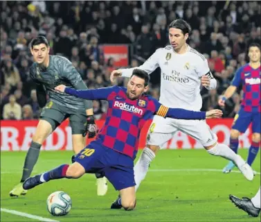  ??  ?? Messi trabaja para evitar que una pelota salga por la línea de fondo ante la mirada de Ramos y Courtois.