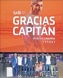  ??  ?? EN FAMILIA. Gabi, con sus hijos, en la foto de despedida del Atleti.