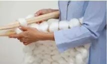  ??  ?? El punto jersey es uno de los más fáciles para iniciarse en la técnica de los maxitejido­s. Durante las lazadas, se alterna la utilizació­n de las manos y las agujas para que resulte más sencillo.