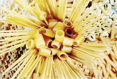  ?? Ansa ?? Made in Italy & affari La pasta è il simbolo dell’Italia. In basso, la protesta degli ex lavoratori dell’Agnesi