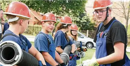  ??  ?? Mit ihren Vorführung­en rührte die Krautheime­r Jugendfeue­rwehr die Werbetromm­el für eine Bambini-Gruppe. Fünf Zusagen liegen bereits vor. Foto: Christiane Weber