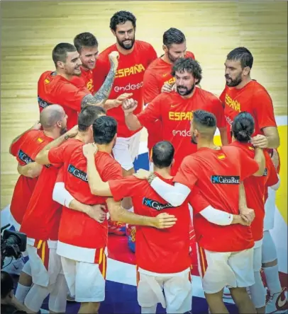  ??  ?? LA FUERZA DEL GRUPO. Sergio Llull lidera la arenga previa al partido contra Serbia del domingo.