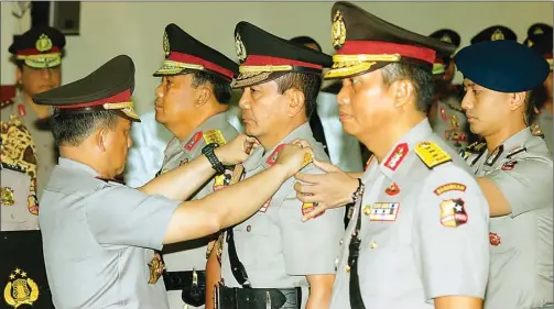  ??  ?? BERANTAS PUNGLI: Kapolri Jenderal Tito Karnavian (kiri) melantik Irwasum Polri Komjen Putut Eko Bayuseno dan Kabaharkam Komjen Moechgiyar­to (kanan) kemarin (16/11).
