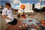  ?? GENARO MOLINA — LOS ANGELES TIMES ?? Elena Columbo, from Hamakom Synagogue, pauses from creating a Star of David in chalk at a growing memorial fro Paul Kessler at the corner of South Westlake Boulevard and East Thousand Oaks Boulevard in Thousand Oaks on Nov. 7.