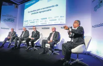  ?? FELIPE RAU/ESTADÃO ?? Debate. Fayet (CNA), Trigueirin­ho (Abiove), jornalista Gustavo Porto, Borges (ABCR) e Baldez (Anut)