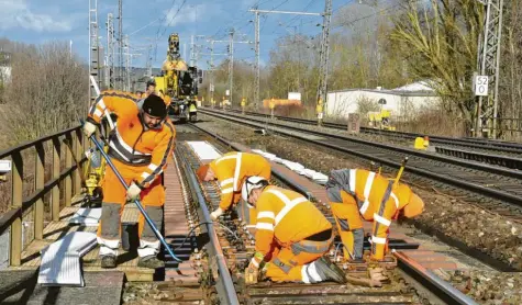  ?? Foto: Helmut Bissinger ?? Zwischen Donauwörth und Mertingen werden aktuell – tags wie nachts – die Gleise erneuert. Da die Bauarbeite­r bei nahenden Zügen gewarnt werden, ertönt regelmäßig ein lautes Signal. Das bringt Bewohner nahe am Gleis um den Schlaf.