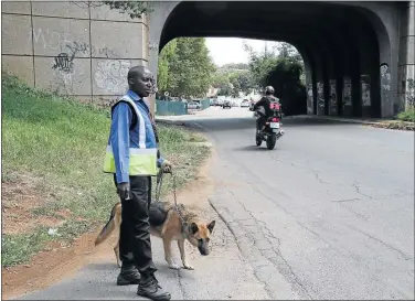  ?? PHOTO: PETER MOGAKI ?? ON PATROL: Security guard Jomo Nkuna says the area near Milpark Hospital is a dangerous place where armed criminals operate