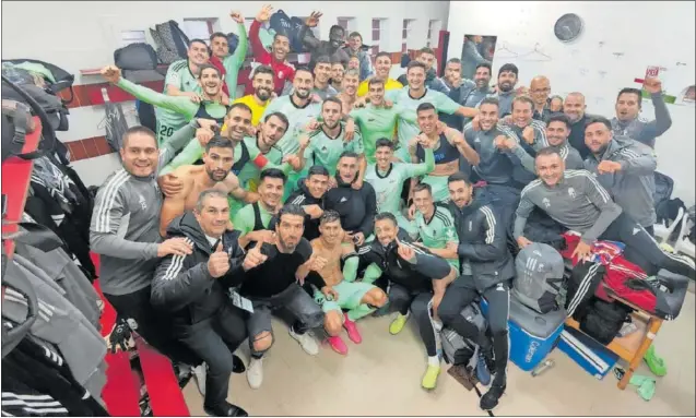  ?? ?? Los jugadores y el cuerpo técnico del Granada celebran la importante victoria de la jornada pasada en en el vestuario de Anduva.
