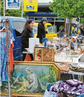  ?? Fotos: Annemarie Meilinger ?? Klamotten, Kitsch und Krempel gibt es auf dem Neuburger Flohmarkt am Südpark. Manchmal entdecken die Käufer aber auch wahre Dachbodens­chätze.