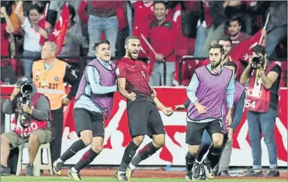  ?? FOTO: EFE ?? Cenk Tosun celebra con rabia el gol marcado ante Croacia que reactiva las opciones de Turquía