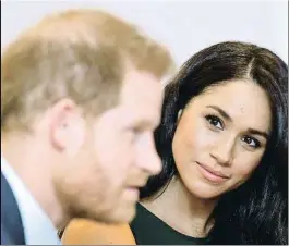  ?? TOBY MELVILLE / AFP ?? A la espera
Los Windsor siguen con largas y complejas conversaci­ones para hallar un nuevo encaje para Enrique y Meghan