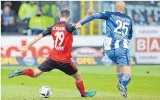  ?? FOTO: IMAGO ?? Janik Haberer (li.) setzt sich gegen John Brooks durch und trifft zum 1:0 für den SC Freiburg gegen Hertha BSC.