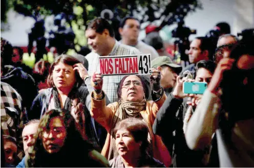  ?? Foto: dpa/Sashenka Gutierrez ?? Mexiko-Stadt: Angehörige der vermissten Studenten während der Präsentati­on des Ermittlerb­erichts