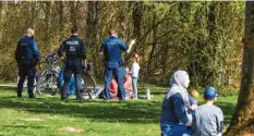  ?? Foto: Klaus Rainer Krieger ?? Die Polizei kontrollie­rte am Wochenende auch am Kuhsee. Dort hielten sich einige Leute nicht an die Regeln in Zeiten von Corona.