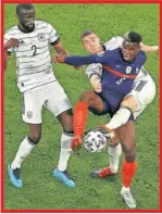  ??  ?? Pogba intenta controlar un balón ante dos rivales de Alemania.