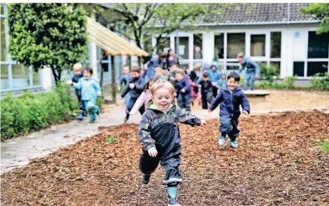  ?? FOTO: TEPH ?? In den früheren Schulräume­n an der Bachstraße 64a ist nach der Privaten Kindergrup­pe und der Kita Märchenwal­d jetzt die Kita Am Sandbach untergebra­cht.