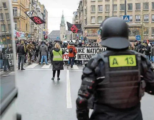  ?? Foto: Luc Deflorenne ?? An der nicht angemeldet­en Demonstrat­ion nahmen am Samstag auch Krawalltou­risten aus Frankreich teil. Die Männer zählen sich zur linksextre­men Antifa-Bewegung und trugen Flaggen mit Anarchie-Zeichen und ein großes Banner vor sich her.