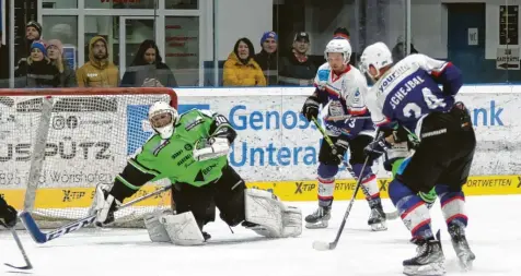  ?? Fotos: Andreas Lenuweit ?? Permanent unter Druck war der Torhüter der Piranhas aus Mittenwald, die zum Auftakt der Play-offs gegen die Bad Wörishofer Wölfe keine Chance hatten. Gleich elf Mal zappelte der Puck im Netz der Gäste und die Wölfe hatten Grund zum Jubeln.