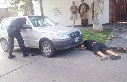  ?? PERSPECTIV­A SUR ?? Horror. El cadáver de Luis Alejandro Britte (47), ayer, al lado de su Fiat Uno, en la calle Saavedra.