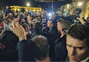  ??  ?? Macron saluta la folla davanti al municipio di Tours dopo la visita in un centro di apprendist­ato.