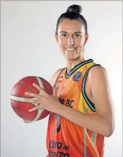  ?? ?? Alba Torrens posa con su nuevo equipo, el Valencia Basket.