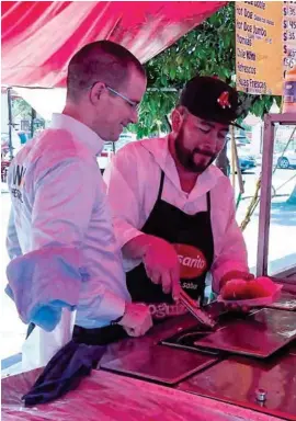  ??  ?? EN HERMOSILLO. Ricardo Anaya disfrutó unos hot dogs, ayer, en Sinaloa.