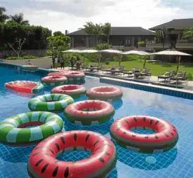  ??  ?? Sunsilk's pool party at Anya Resort Tagaytay's poolside
