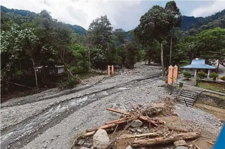  ?? BERNAMA PIC ?? The site of the Titi Hayun suspension bridge yesterday, which was washed away when floodwater­s swept through the Titi Hayun Recreation­al Forest on Wednesday.