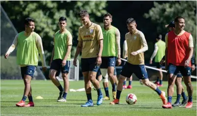  ??  ?? RELAJACIÓN. Jugadores de Pumas durante un entrenamie­nto previo a un partido del recién concluido Clausura 2020.