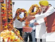  ?? PARDEEP PANDIT/HT ?? Cabinet minister Rana Gurjit Singh paying tributes to Bhagat Singh at the martyr’s native village Khatkar Kalan.