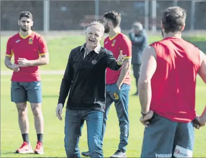  ?? FOTO: PERE PUNTÍÍ ?? Maestro rival.
El selecciona­dor irlandés Joe Schmidt es el técnico de los Classic All Blacks que el 29 de mayo se medirán a España