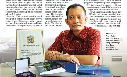  ??  ?? APRESIASI: Prof I Ketut Aria Pria Utama bersama medali yang diterimany­a dari Royal Institutio­n of Naval Architects.