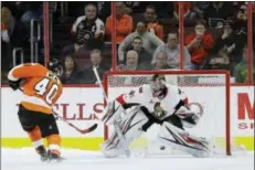  ?? MATT SLOCUM — THE ASSOCIATED PRESS ?? Flyers left wing Jordan Weal (40), here scoring on Ottawa goalie Craig Anderson during a shootout last March, has signed a two-year contract extension with the club, thereby foregoing unrestrict­ed free agency.