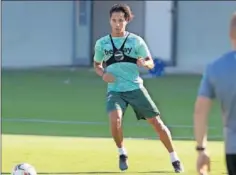  ??  ?? Diego Lainez, en un entrenamie­nto con el Betis.