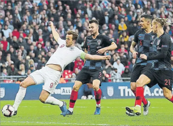  ?? FOTO: GETTY ?? Harry Kane, tocando el balón con la puntera de la bota de su pie derecho ante la mirada de Milic, Lovren y Vida, impotentes ante el gol del triunfo inglés