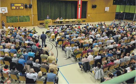  ?? FOTOS: KLAUS WEISS ?? Die Gemeindeha­lle in Unlingen war bis auf den letzten Platz besetzt bei der Kandidaten­vorstellun­g.