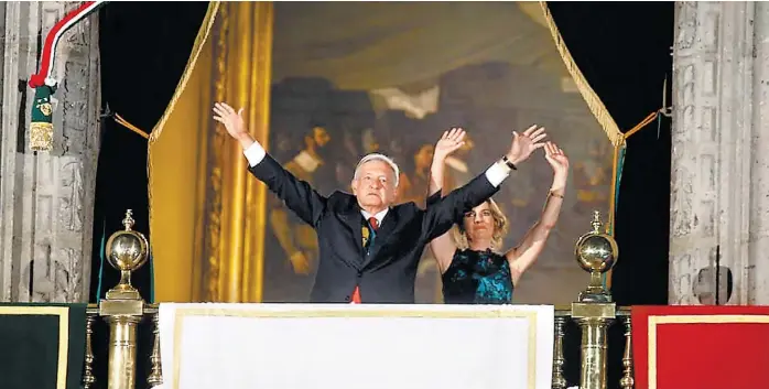  ?? ARACELI LÓPEZ ?? En un atiborrado Zócalo capitalino, los asistentes arroparon al Presidente y a su esposa, Beatriz Gutiérrez Müller, con el consabido “¡sí se pudo!”