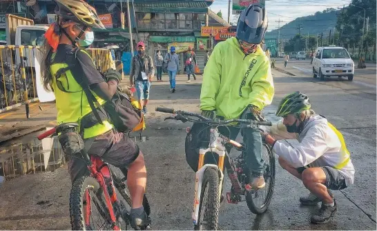  ?? Photo by Chris Pagulayan ?? MAKITAM. Cycling advocates distribute 187 bicycle reflectors in La Trinidad, Benguet on July 29. The ‘Makitam Project’ aims to be a bike safety-focused project in partnershi­p with Pinegypsy, UP Baguio Mountainee­rs, Bike Scouts Baguio, Cordillera Conservati­on Trust, Lakay Bikers, Nomads, Highland Love, and Daily Cycle Movement. It is inspired by “Kitaka” project of UP Mountainee­rs and TatsoLook of Adventure Cycling Philippine­s.