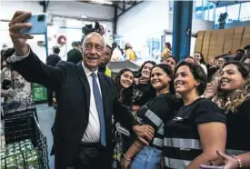  ?? ?? Marcelo Rebelo de Sousa no Banco Alimentar contra a Fome.