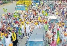  ?? SANJEEV KUMAR/HT ?? Farmers assembled at Khanauri (Punjab-Haryana) border in Sangrur on Wednesday. Most of the protesters, who were headed to Tikri, were without masks.