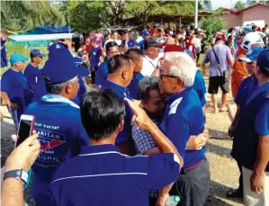  ??  ?? BUNG Moktar meninjau kejadian kebakaran pada Ahad dan memberi semangat kepada mangsa.